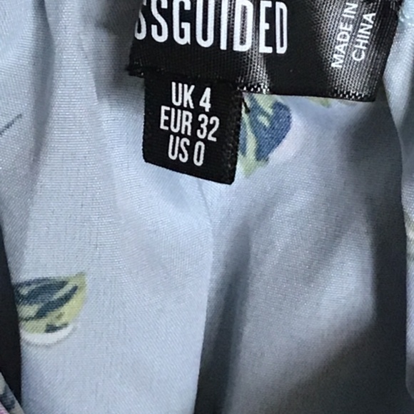 MISGUIDED PUFF SLEEVED FLORAL SHIRRED DRESS - Picture 2 of 3